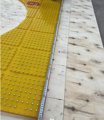 Tavolo rotativo anti-slip personalizzato Dimensioni 2100X1600 MM Materiale PU Giallo Colore Con Chiodi In Acciaio