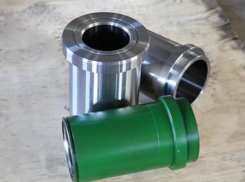 Liner per pompe di fango a rivestimento mono-metallico per la perforazione nei giacimenti petroliferi