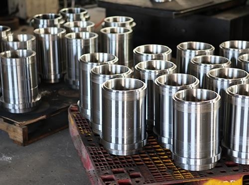 Liner per pompe di fango a rivestimento mono-metallico per la perforazione nei giacimenti petroliferi