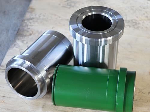 Liner per pompe di fango a rivestimento mono-metallico per la perforazione nei giacimenti petroliferi