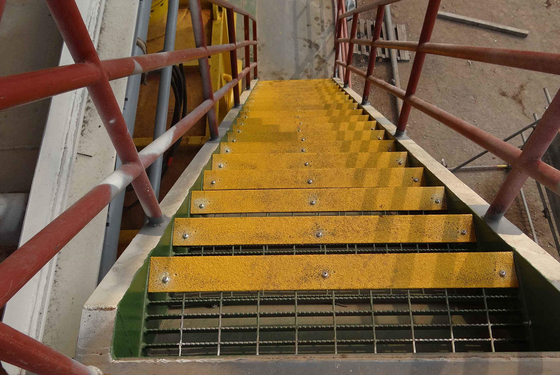 FRP anti-slip staircase nasing anti-slip mat superficie di rivestimento resina Iso AS4586 per la scala del campo petrolifero
